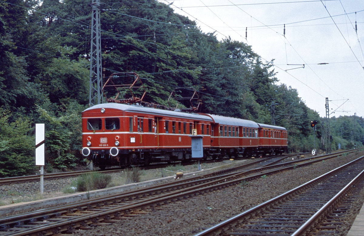 Wer auf die Idee kam, den Museumszug 465 006 ausgerechnet in Frankfurt zu stationieren, wo diese Baureihe nie im Einsatz war, bleibt mir bis heute schleierhaft. Am 11.9.88 absolvierte die vollständige Garnitur (inklusive Umbaumittelwagen) Rundfahrten um Frankfurt anlässlich eines Tages der offenen Tür im Hbf. Aufnahme beim Abzw. Oberforsthaus.
