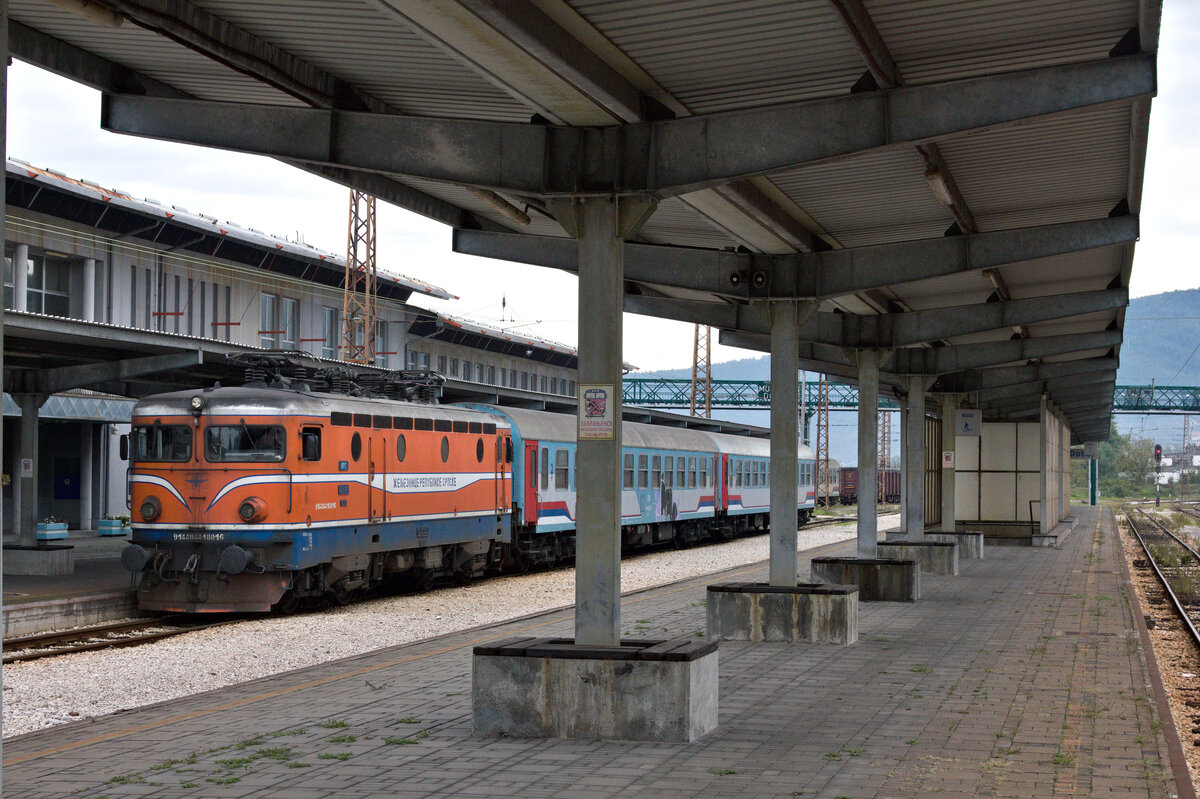 Wer auf den nächsten Zug warten muss, braucht Sitzgelegenheiten, wo man sehr wahrscheinlich sehr allein die Zeit totschlägt. Personenzüge wie den mit 440 801 aus Banja Luka angekommenen Regionalzug kann man auf jeden Fall nur sehr wenige beobachten. Doboj am 27.09.2022. 