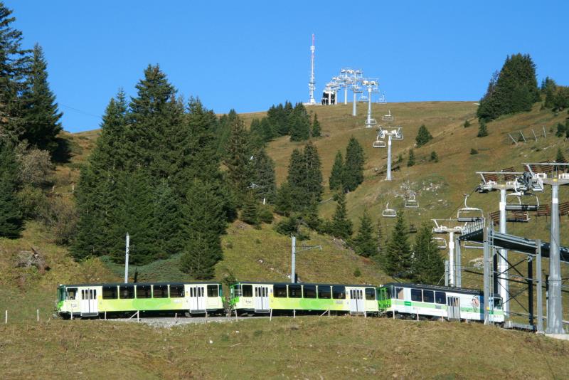 Wer baut nur so viel Schrott in die phantastische Natur? Der Zug 415 gefhrt vom Bt 64 und betrieben vom BDeh 4/4 81 auf Talfahrt vom Col-de-Bretaye nach Villar sur Ollon kurz hinter der Bergstation; 19.10.2013