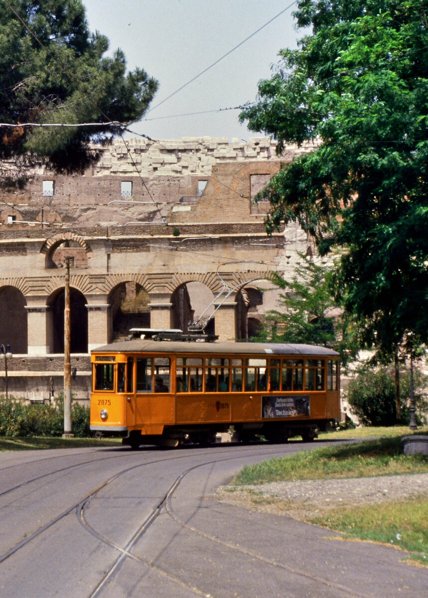 Wer ist bei einer solchen Szenerie nicht ernstlich ergriffen? TW 2075 der Straßenbahn Rom vor dem Colosseum.
Datum: 13.06.1987