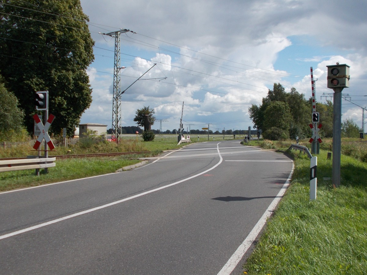 Wer es als Autofahrer riskiert über den Bahnübergang in Borckenfriede zu brettern,wird das Ergebnis Wochen später in seinem Briefkasten schwarz auf weiß haben,unter der Vorrausetzung der Starenkasten war an.Aufnahme vom 24.August 2014 an der Strecke Stralsund-Berlin.