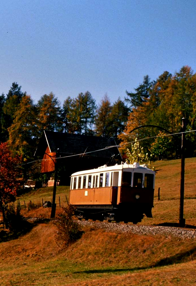 Wer für die Erhaltung bzw. den Wiederaufbau von Überlandstraßenbahnen eintritt, der sollte die Rittner Bahn in Südtirol erwähnen...und an der Rittner Bahn vorführen, dass die Erhaltung einer Überlandstraßenbahn möglich ist und einen hohen Wert darstellt.
Herbst 1985
