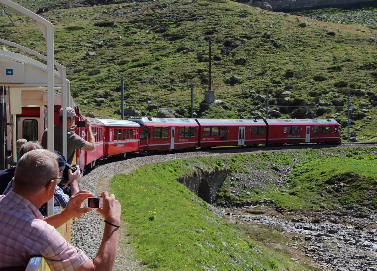 Wer greift da nicht zur Kamera?
ABe 8/12 3513  Simeon Bavier  befindet sich als R1621 (St.Moritz - Tirano) kurz vor der Passhöhe.

Berninabahn, 13. Juni 2017