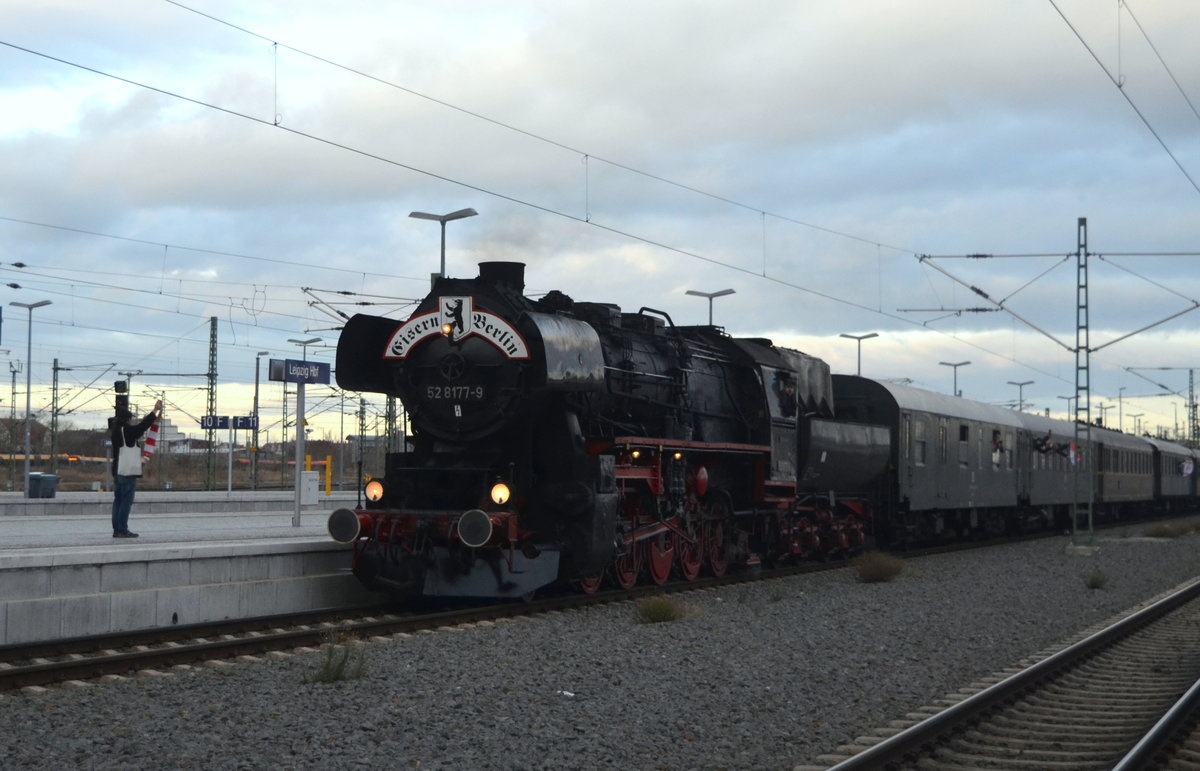 Wer hätte das gedacht... 52 8177-9 von  Berlin macht Dampf  mit einem Fußballsonderzug des FC Union Berlin von Berlin nach Leipzig hier bei Ankunft in Leipzig 18.01.2020