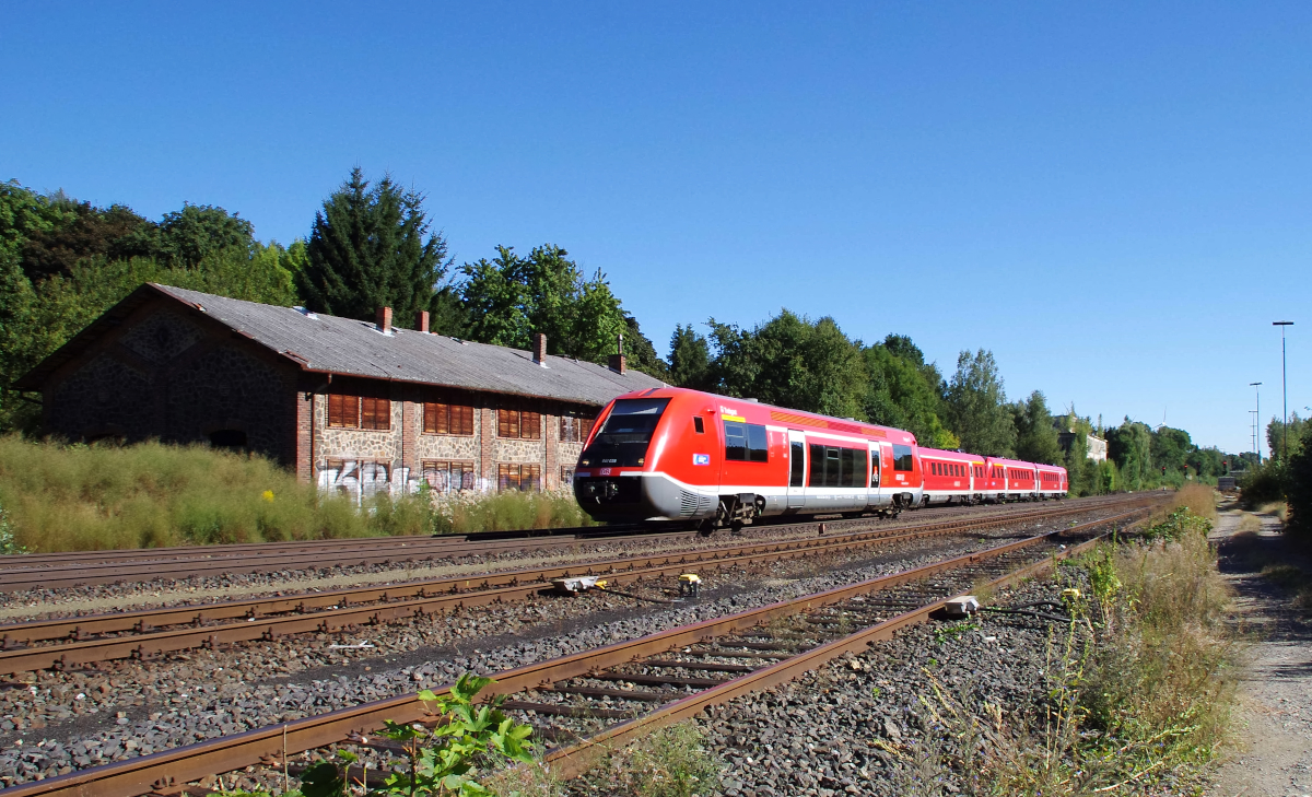Wer hat am Schluß die Nase vorn? - Parallelfahrt Re Bamberg - Hof + RE Regensburg - Hof / Nein, keine neue Baureihenvariante kommt hier angefahren. Der Keilbahnhof Oberkotzau liegt an 3 Bahnstrecken. 5100 Bamberg - Hof / 5050 Weiden - Oberkotzau / 5027 Cheb (Eger) - Oberkotzau - Wenn es der Zufall will und der Fahrdienstleiter in Oberkotzau mutig erscheint, dann finden schon mal Parallelfahrten zwischen Oberkotzau und Hof statt. In der anderen Richtung hatten wir es schon im letzten Jahr erlebt, dieses Mal ging es anders herum. Der RE Regensburg - Hof (Strecke 5050) trifft in Oberkotzau auf den RE Bamberg - Hof (Strecke 5100) und schon geht es parallel nach Hof. Wer dort die Nase vorn hatte konnten wir leider nicht sehen. 31.08.2016