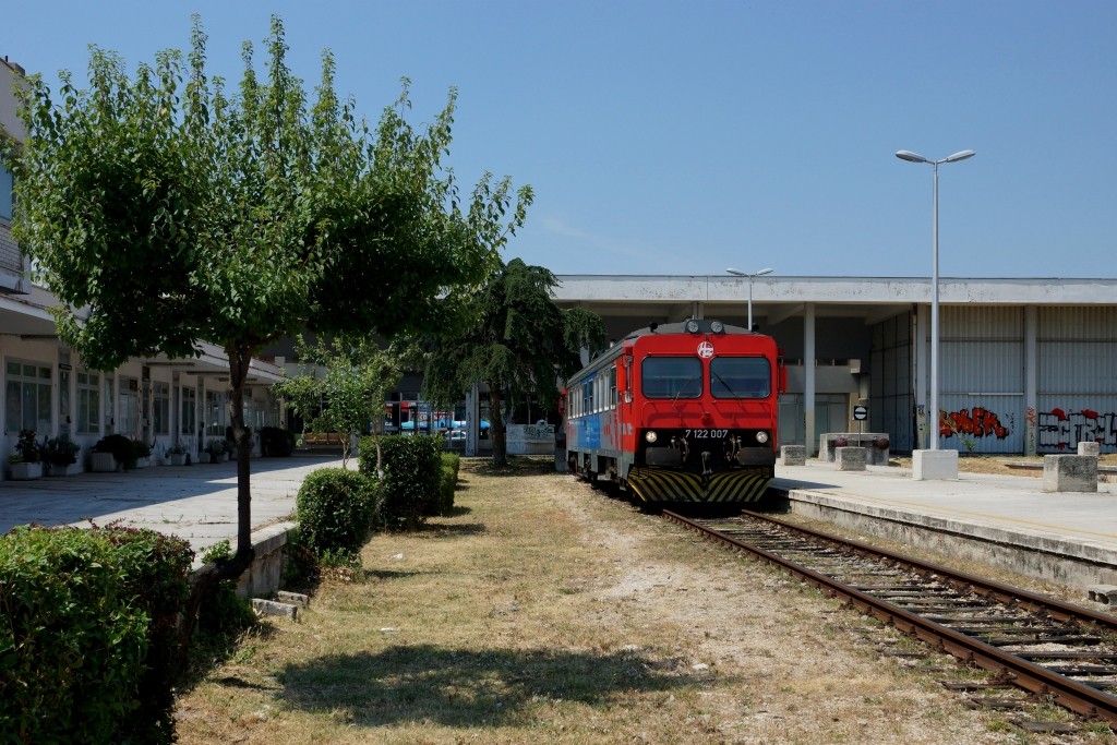 Wer hat gezweifelt, dass sich nach dem EU-Beitritt Kroatien nichts bessert? - Wie auch am Bild von Herbert Graf steht 7122 007 im heruntergekommenen Bahnhof Zadar.  Doch die Klimaanlage des Triebwagens war wieder funktionsfhig - zumindest beim Zeitpunkt dieser Aufnahme. Bei der Rckfahrt musste wieder groteils auf herkmmliche Art  gekhlt  werden. 25.07.2013