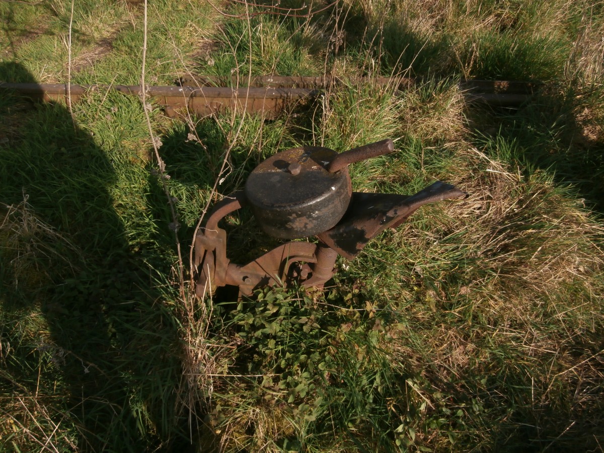 Wer hat den hier gewütet?
Hier ist wohl vermutlich der Bauer mit dem Traktor gegen gefahren muss wohl echt heftig gewesen sein immerhin so ein Weichenhebel ist ja nicht leicht zu verbiegen.
Grevenbroich Feldwege Gewerbegebiet Ost 08.03.2014