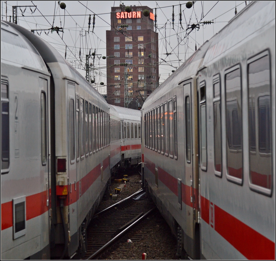 Wer man hier zu tief ins Bild schaut, könnte man glatt Platzangst bekommen. Zwei IC bei der Ausfahrt aus Köln Hbf. Februar 2014.