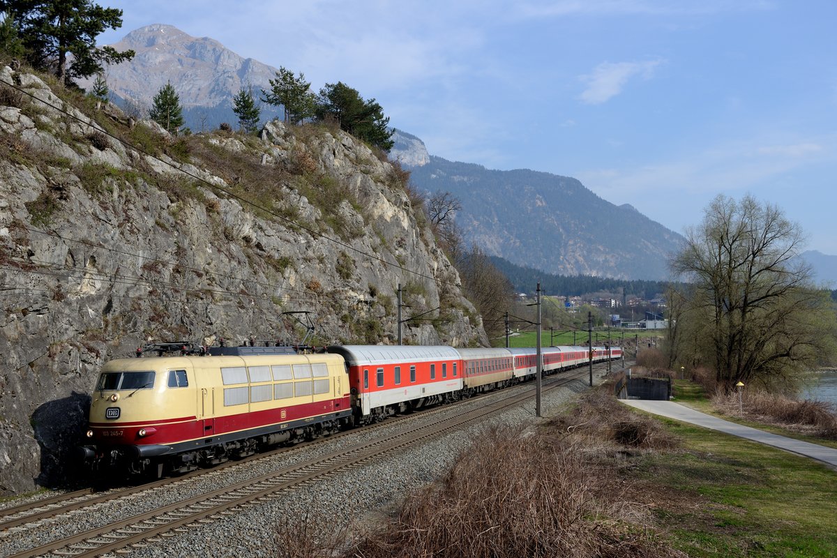  Wer nicht wagt, der nicht gewinnt ....Am 22. März 2014 war der Aufzug eines Schlechtwettergebietes angekündigt, die ersten Ausläufer sollten Tirol bereits in den Morgenstunden erreichen. Trotzdem wurde der Ausflug nach Jenbach gewagt, um an der Felswand bei Wiesing die 103 245 mit dem CNL 1319 nach Innsbruck zu verewigen. Mit Bangen wurde der Himmel samt aufziehender Bewölkung beobachtet, bei der Durchfahrt des Nachtzuges klappte allerdings alles wunschgemäß, nur der zweite Wagen hinter der Lok hätte etwas sauberer sein dürfen....
