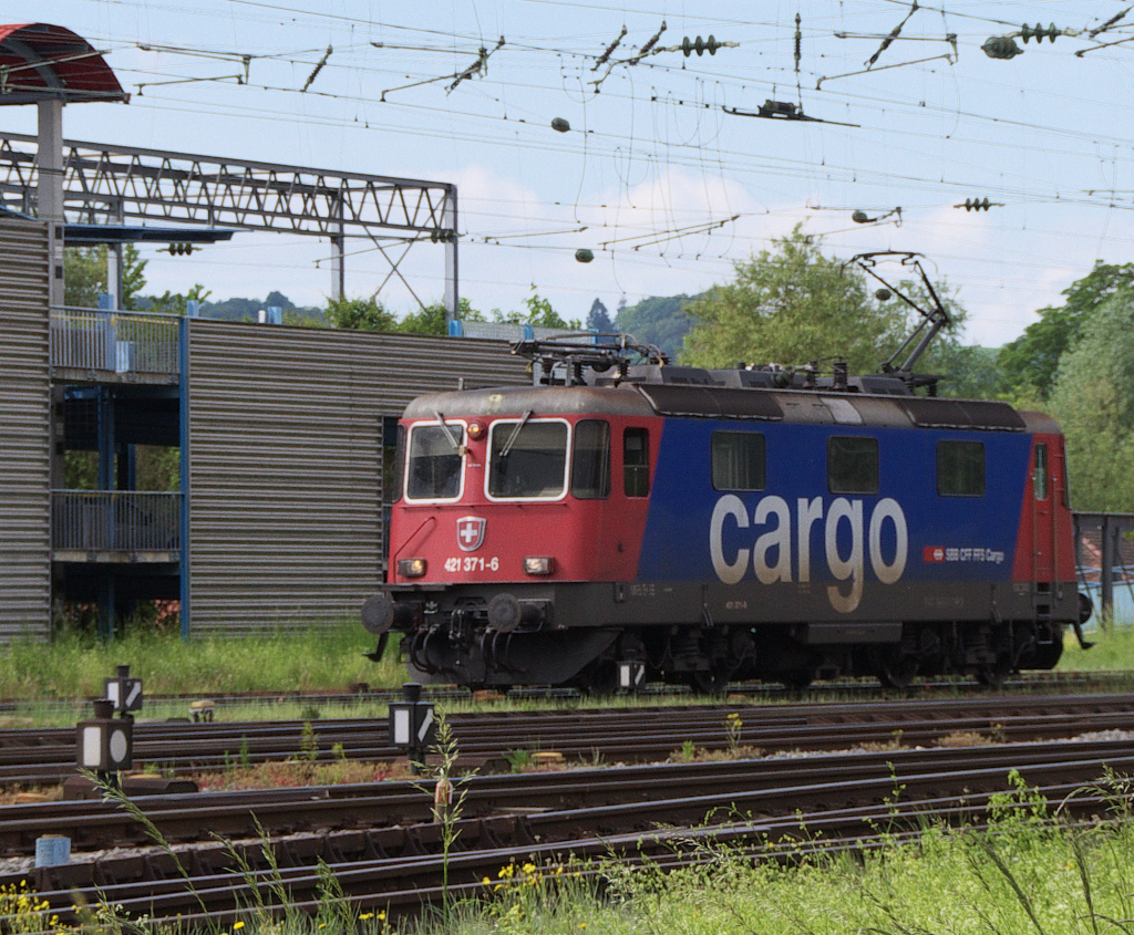 Wer nun denkt, dass sich SBB 421 371-6 im Cargo Look vor einen Güterzug setzen wird, der hat sich getäuscht. Die Lok aus der Schweiz wird gleich den IC nach Zürich übernehmen und ist hier in Singen am Hohentwiel beim Umsetzen zu sehen. 14.05.2015