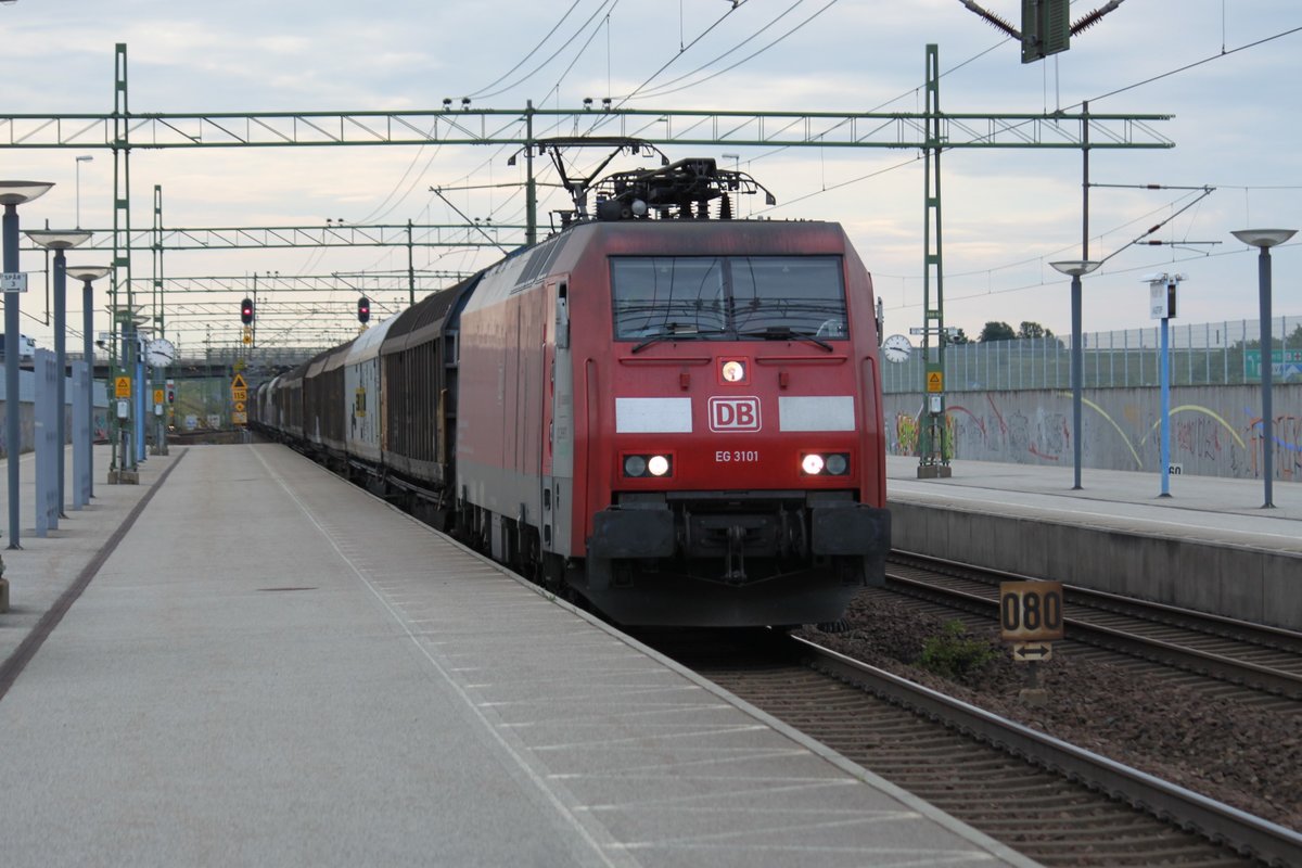 Wer in der Öresundregion Urlaub macht, darf sich nicht wundern wenn einem eine DB-Lok über den weg fährt. Die Lok EG3101 gehört zu DB Cargo Danmark Services (vormals DB Schenker Rail Scandinavia) und durchfährt am 07.07.2017 den Bahnhof Malmö Syd mit einem Güterzug in Richtung Öresund/Dänemark.