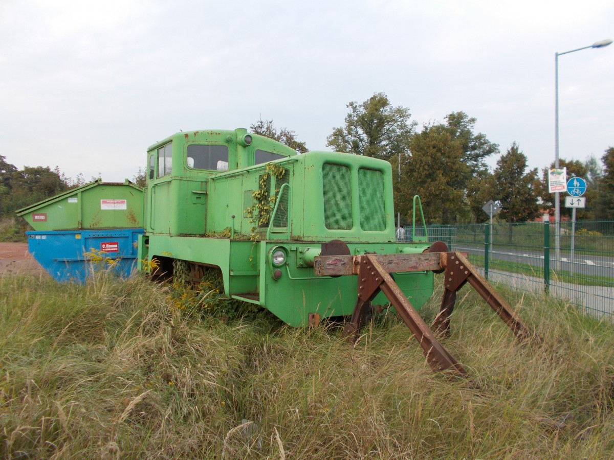 Wer Prenzlau,in Richtung Pasewalk,verläßt wird diese ehemalige Werkslok,kurz vor dem Ortausgang Prenzlau,an der B109,auf der linken Seite finden.Aufnahme am 17.September 2014.