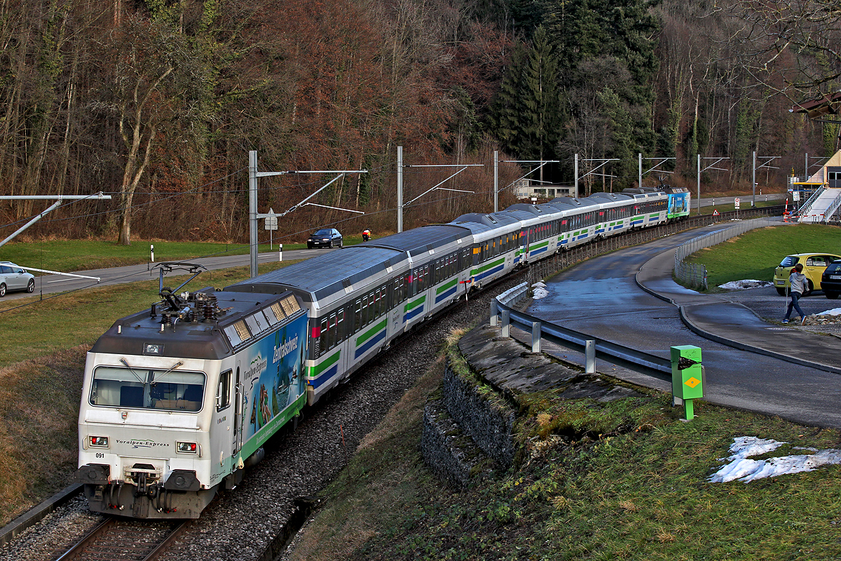 >wer ist schneller,der Bube die Autos oder der Voralpenexpress>
Re 456 091 schiebt am VAE bei Bollingen Richtung Schmerikon.
Bild vom 10.1.2015