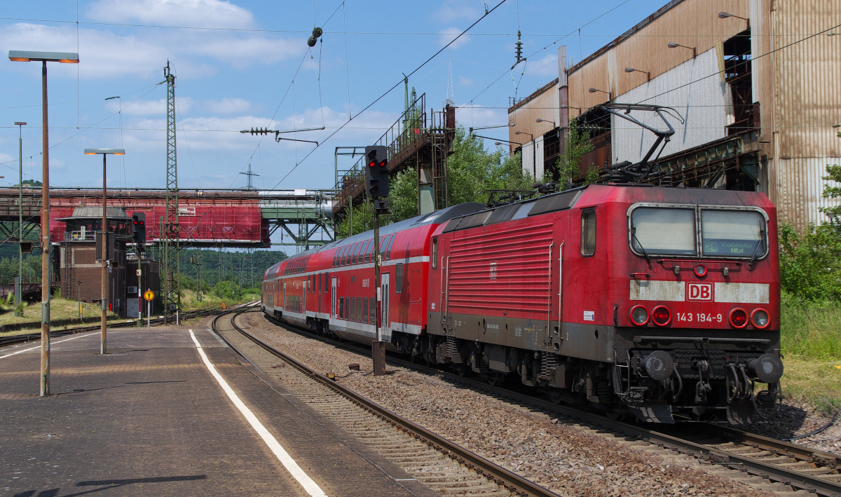 Wer seinen Zug liebt, der schiebt.....143 194-9 ist mit dem RE Saarbrücken - Koblenz gerade im Bahnhof Völklingen abgefahren. Jetzt geht es der Saar entlang in Richtung Bous. Bahnstrecke 3230 Saarbrücken - Karthaus am 12.07.2013