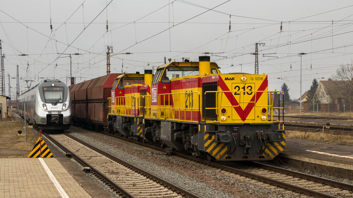 Wer überholt wen??? Der Fotograf des Bildes lässt die Frage unbeantwortet und freut sich einfach über das Motiv :-) 
Aufgenommen am 20. Februar in Großkorbetha. Die beiden MEG-Lok`s 275 213-7 und 
275 212-9 im Duell mit dem Personen-Nahverkehr. 