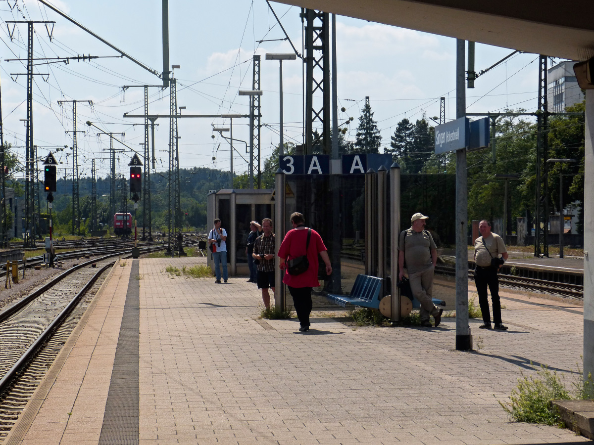Wer wartet hier auf was viertel nach 3 in Singen? 02.08.2015