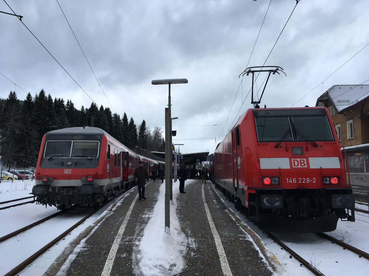 Wer weiß wie lange man diese Gelgenheit noch hat so ein Bild zu machen...?

Wohl nur noch diesen Winter, dann wird die hintere Höllentalbahn nämlich elektrifiziert und somit werden die IRE aus Ulm schon in Donaueschingen enden und ebenso absehbar ist das Ende der n Wagen auf dieser Strecke... bald wird man hier wohl nur noch die Redesignten gelben 612 zu Gesicht bekommen.

Davon war am 09.12.17 in Neustadt (Schwarzw) allerdings noch nichts zu  merken

146 228 mit einer RB von/nach Freiburg hbf und 218 410 mit n Wagen als IRE aus Ulm/ RE nach Rottweil.