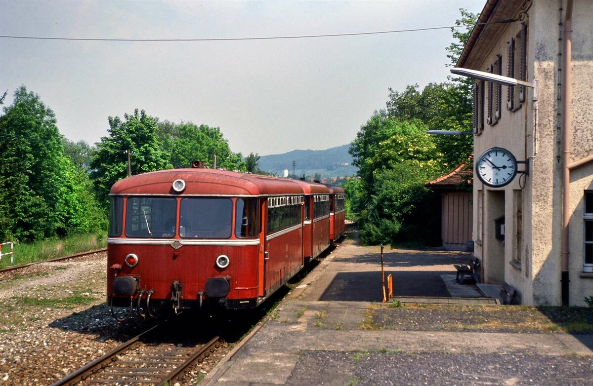 Wer würde nun nicht gerne eine Fahrt auf der Voralbbahn haben? Am 01.03.1985 wartet ein Zug im Bahnhof von Boll.