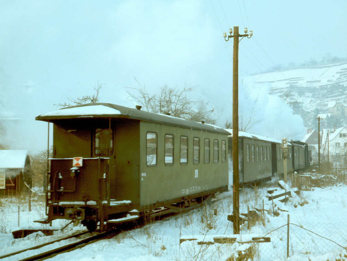 Wer zu spät kommt, den bestraft die pünktlich abgefahrene Bahn!  Abgefahrene Züge  sind mein Thema für die letzten Bahnbilder des Jahres 2019. 2020 werden wir (hoffentlich) keinen Zug verpassen. Das bisschen Schnee in den Bergen der Lößnitz ist kein Hindernis für den am 09. Januar 1986 nach Radeburg fahrenden Zug, den ich bei der Ausfahrt aus dem  Haltepunkt Radebeul-Weintraube fotografierte.