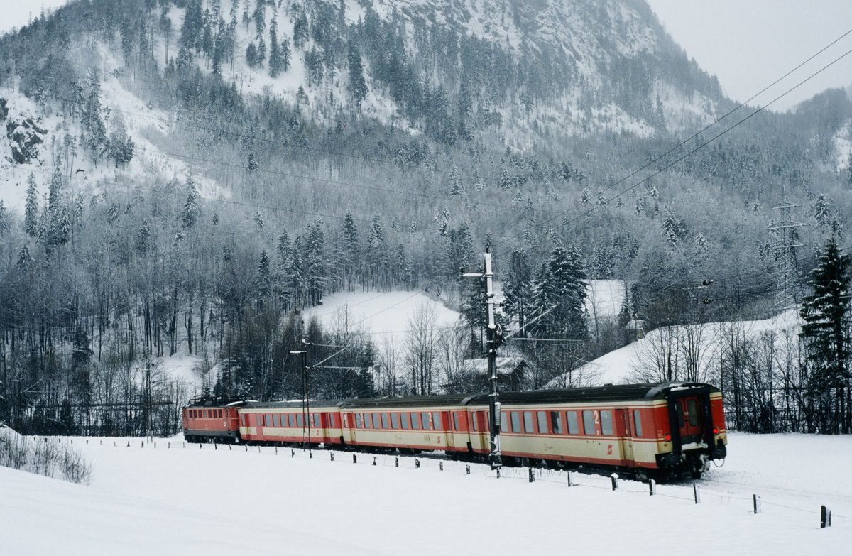 Wer zu spät kommt, den bestraft die pünktlich abgefahrene Bahn!  Abgefahrene Züge  sind mein Thema für die letzten Bahnbilder des Jahres 2019. 2020 werden wir (hoffentlich) keinen Zug verpassen. Auf der österreichischen Salzkammergutbahn fährt am 07. März 1993 ein Zug in Richtung Steinach-Irdning. Gerade hat er den Bahnhof Mitterweißenbach verlassen.