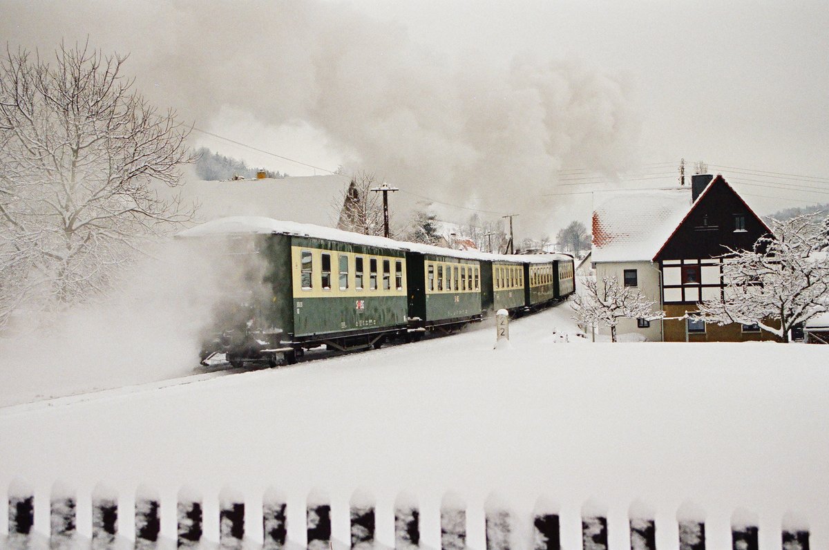 Wer zu spät kommt, den bestraft die pünktlich abgefahrene Bahn!  Abgefahrene Züge  sind mein Thema für die letzten Bahnbilder des Jahres 2019. 2020 werden wir (hoffentlich) keinen Zug verpassen. Zu Silvester 2002 fährt ein Zug der Zittauer Schmalspurbahn durch den Kurort Jonsdorf.