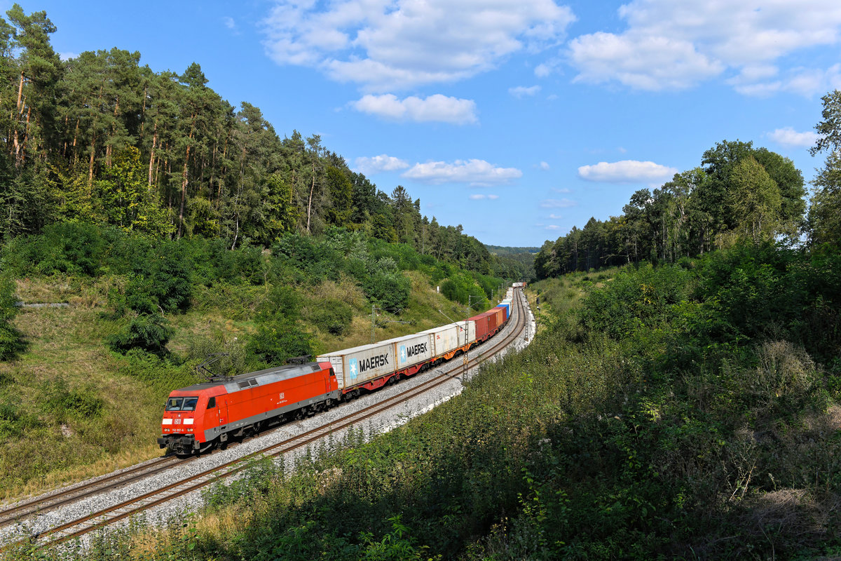 Wer zu spät kommt, den bestraft das Leben - dieser Spruch trifft leider auch auf dieses Motiv bei Sinngrün in der Oberpfalz zu. Wurde der Einschnitt erst im vergangenen Jahr großzügig frei geschnitten, so zeigte er sich im Spätsommer diesen Jahres bereits wieder stark zugewuchert. Inzwischen kann man nur mehr ein vernünftiges Bild machen, wenn man eine hohe Leiter erklimmt. Dies tat ich am 12. September 2020, um die 152 057 mit ihrem Containerzug KT 50348 von Regensburg Ost nach Altenwerder Ost dort zu fotografieren. 