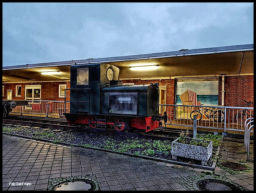 Wer zur Insel Wangerooge will, stößt am Hafen von Harlesiel auf dieses Lokdenkmal. Es handelt sich um eine kleine Stangenlok. Ich tippe wegen des Führerhauses auf eine Deutz Maschine. Näheres konnte ich am 30.9.2017 leider auf die Schnelle nicht fest stellen.