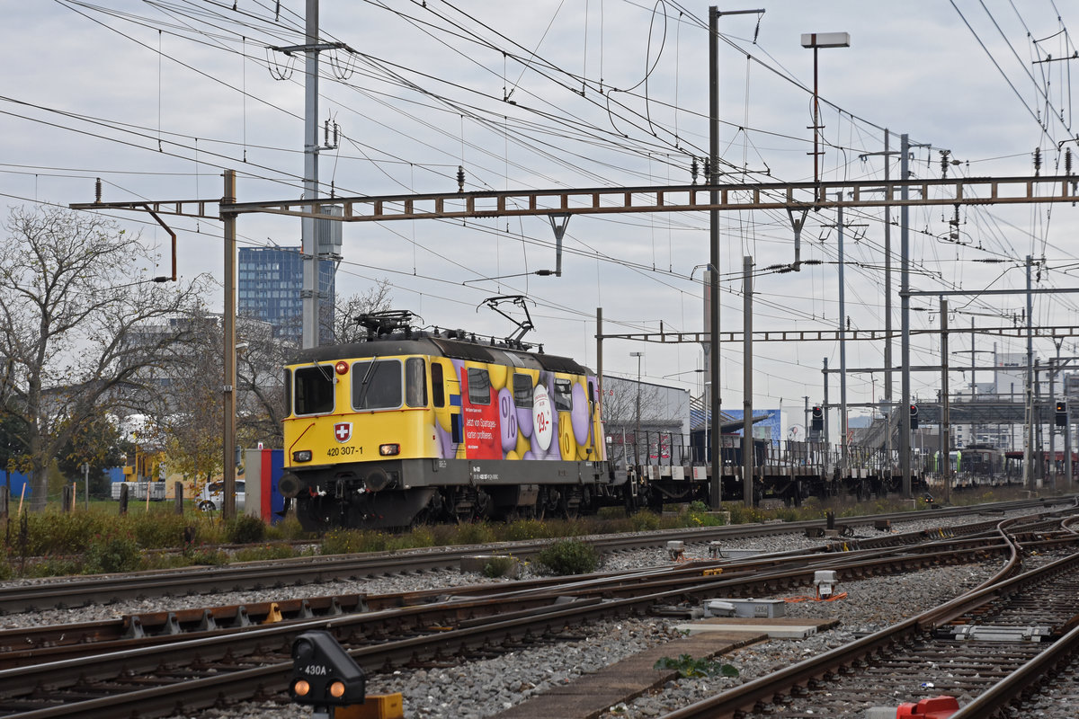 Werbe Lok 420 307-1 durchfährt den Bahnhof Pratteln. Die Aufnahme stammt vom 13.11.2020.