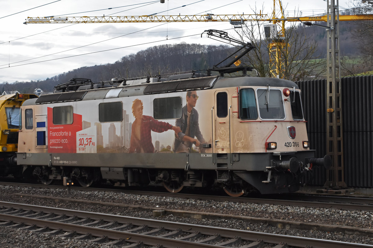 Werbe Lok 420 310-5 durchfährt den Bahnhof Gelterkinden. Die Aufnahme stammt vom 23.12.2020.