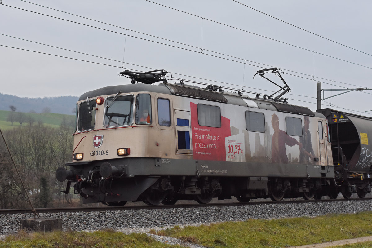 Werbe Lok 420 310-5 fährt Richtung Bahnhof Tecknau. Die Aufnahme stammt vom 04.01.2021.