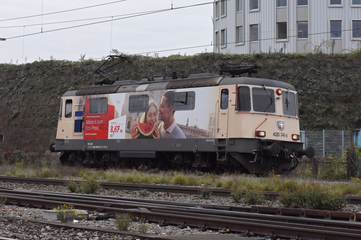 Werbe Lok 420 346-9 durchfährt den Bahnhof Pratteln. Die Aufnahme stammt vom 04.11.2020.
