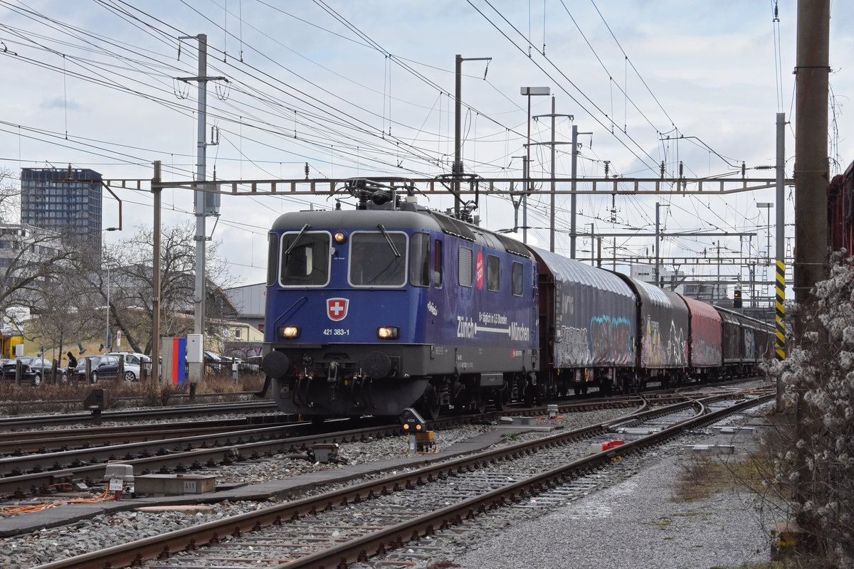 Werbe Lok 421 383-1 durchfährt den Bahnhof Pratteln. Die Aufnahme stammt vom 25.01.2021.