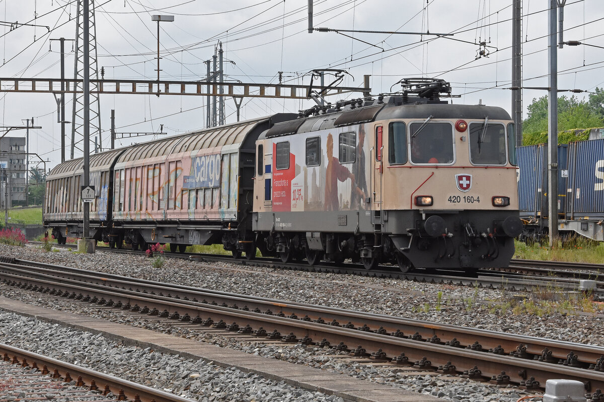 Werbe Lok Re 420 160-4 durchfährt den Bahnhof Pratteln. Die Aufnahme stammt vom 08.06.2021.