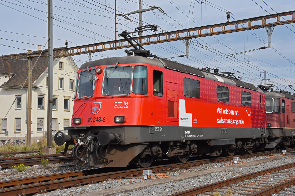 Werbe Lok Re 420 243-8 durchfährt den Bahnhof Pratteln. Die Aufnahme stammt vom 22.09.2020.