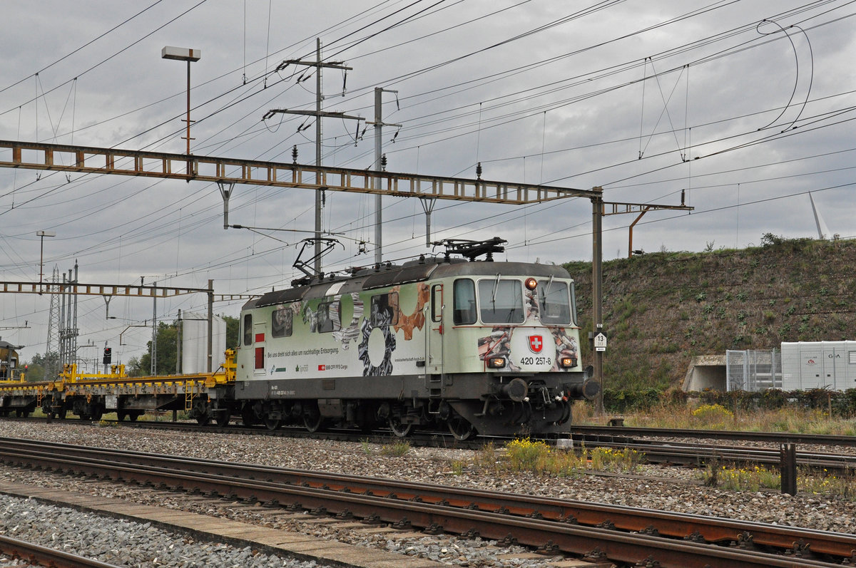 Werbe Lok Re 420 257-8 durchfährt den Bahnhof Pratteln. Die Aufnahme stammt vom 01.10.2020.