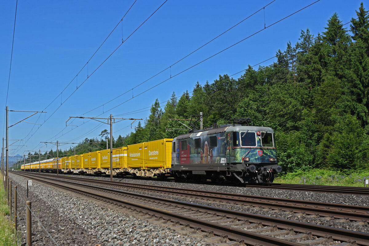 Werbe Lok Re 420 270-1 fährt Richtung Bahnhof Rupperswil. Die Aufnahme stammt vom 15.06.2021.