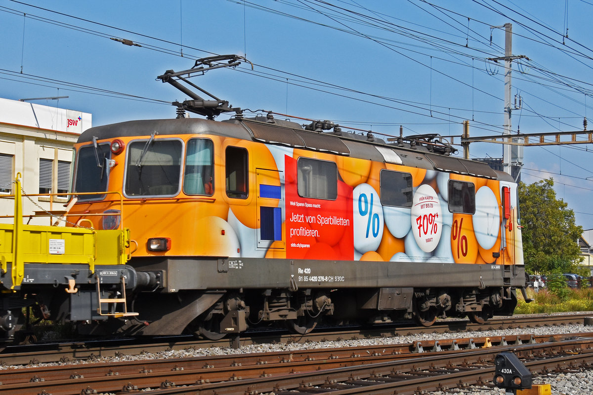 Werbe Lok Re 420 276-8 durchfährt den Bahnhof Pratteln. Die Aufnahme stammt vom 21.09.2020.