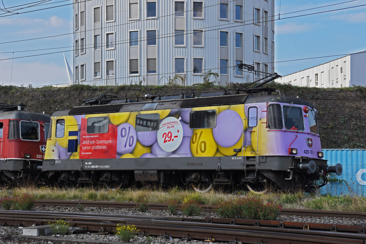 Werbe Lok Re 420 307-1 durchfährt den Bahnhof Pratteln. Die Aufnahme stammt vom 21.09.2020.