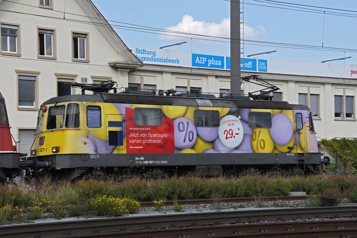 Werbe Lok Re 420 307-1 durchfährt den Bahnhof Pratteln. Die Aufnahme stammt vom 21.09.2020.