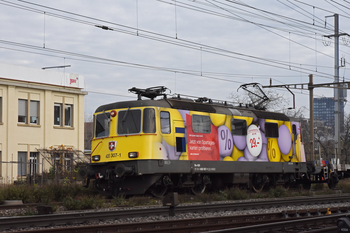Werbe Lok Re 420 307-1 durchfährt den Bahnhof Pratteln. Die Aufnahme stammt vom 13.11.2020.