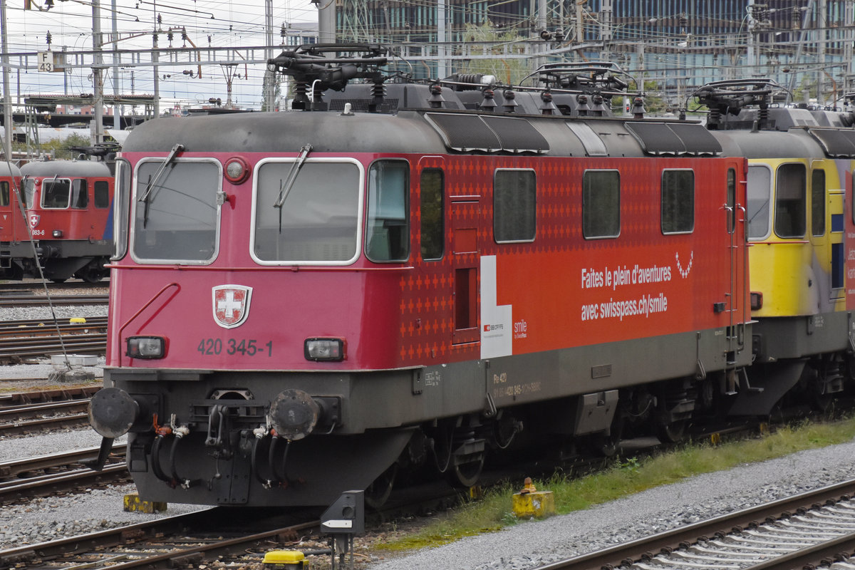 Werbe Lok Re 420 345-1 steht auf einem Nebengleis beim Güterbahnhof Muttenz. Die Aufnahme stammt vom 27.09.2020.