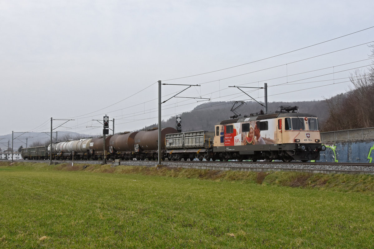 Werbe Loks 420 160-4 fährt Richtung Bahnhof Sissach. Die Aufnahme stammt vom 26.02.2021.