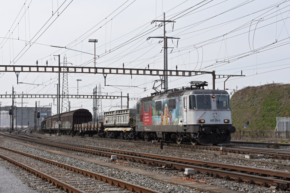 Werbe Loks Re 420 254-5 durchfährt den Bahnhof Pratteln. Die Aufnahme stammt vom 09.03.2021.