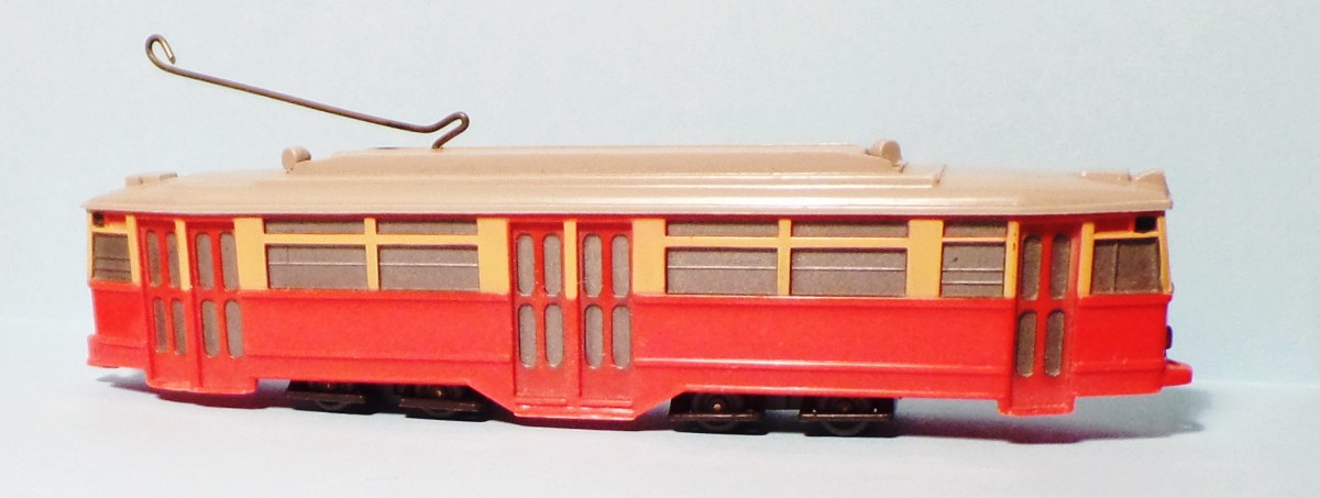 Werbegeschenk HHA Triebwagentyp V 7,   unverglastes Wiking-Modell Nr. 69a von 1956 im Maßstab 1:100, wie man sieht, von mir intensiv bespielt, Foto am 23.12.2015.