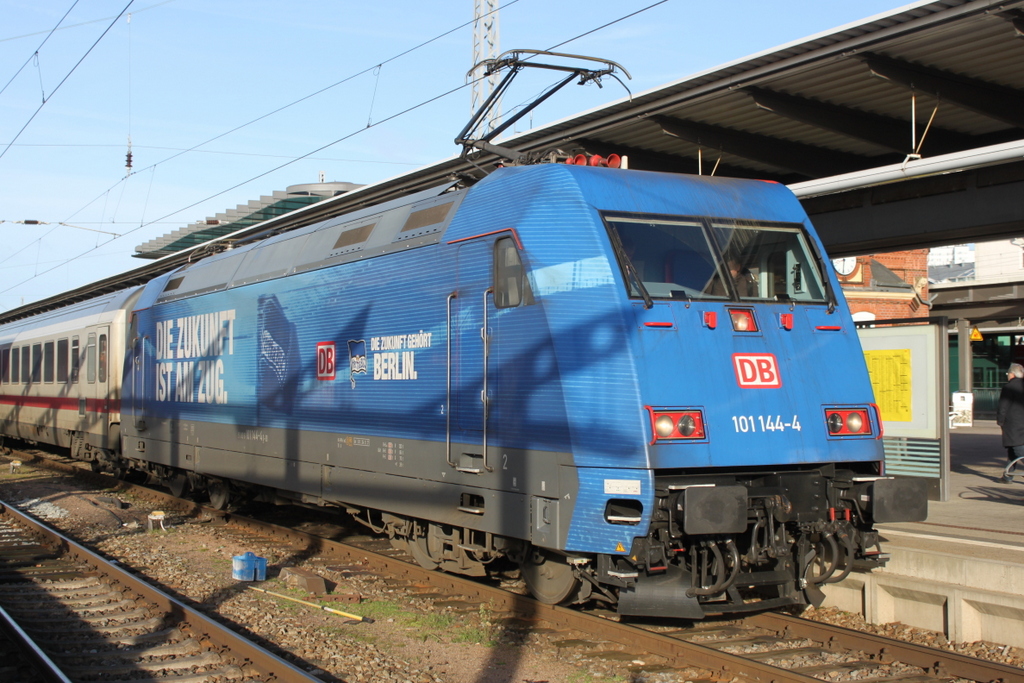 Werbelok 101 144-4 mit neuem Hertha-Design am 22.12.2017 im Rostocker Hbf. 