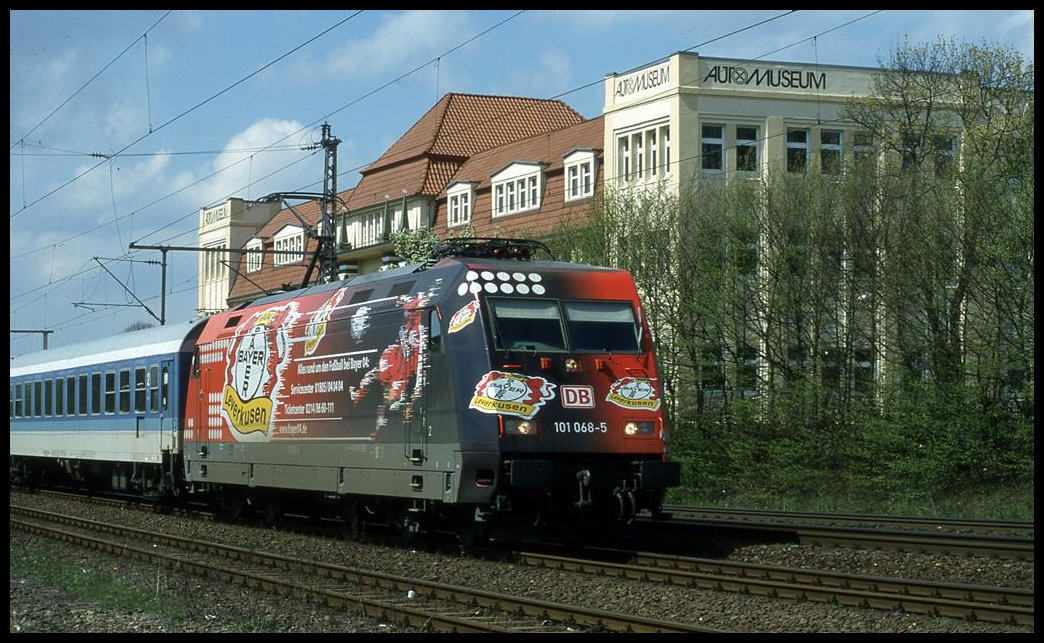 Werbelok 101068 Bayer Leverkusen passiert hier am 29.4.2001 das Automuseum in Melle. Die Lok ist mit dem Interregio 2343 Havelsee nach Berlin unterwegs.