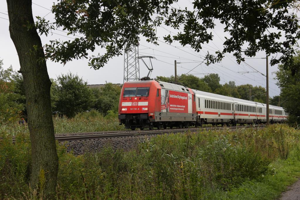 Werbelok 101118 der DB  Reisegepck  ist am 20.09.2013 um 12.57 Uhr aus Hannover 
kommend mit dem IC nach Amsterdam bei Lstringen unterwegs.