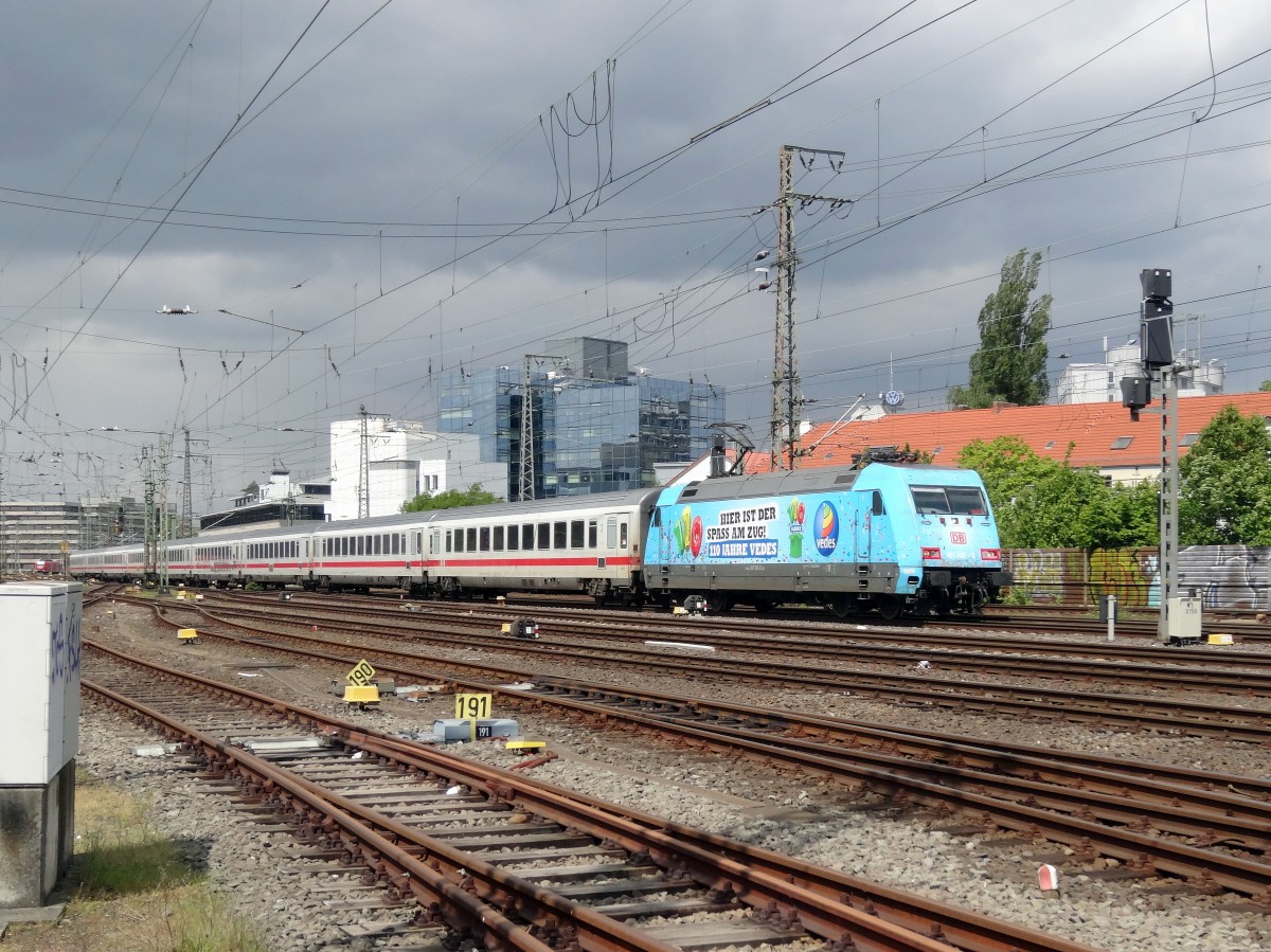 Werbelok  110 Jahre Vedes  - 9180 6 101 102-2 D-DB - mit IC 141 nach Berlin Ostbahnhof vor bedrohlicher Wolkenfront (Hannover Hbf, 19.05.2015).