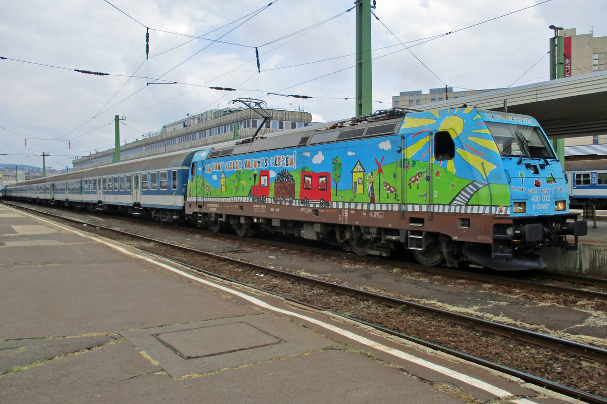 Werbelok 480 012 steht am 20 Mai 2018 mit ein Schnellzug in Budapest-Delí.