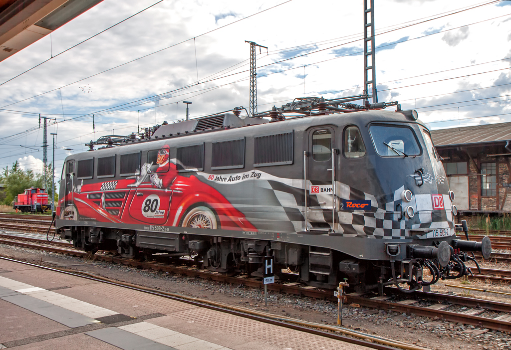 Werbelok  80 Jahre Auto im Zug  auf dem Bahnhof Stralsund abgestellt, im Hintergrund steht die Rangierlok 362 863-4. - 28.08.2013